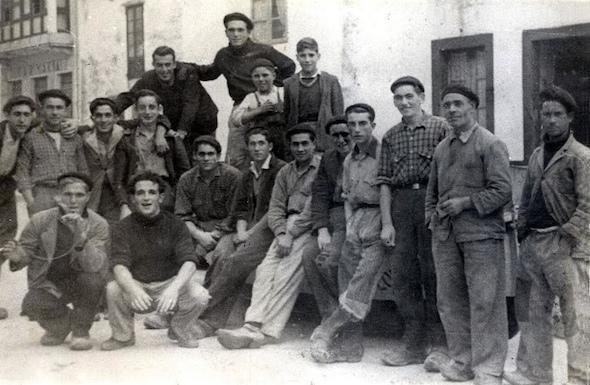 Marineiros un dia sen mar na Malpica dos 1950-Foto recuperada por Adrian Abella Marineiros un dia sen mar na Malpica dos 1950-Foto recuperada por Adrian Abella