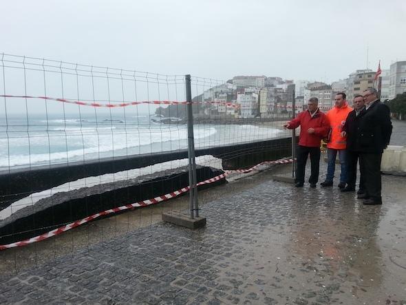 Membros do Concello e de Proteccion Civil no paseo desfeito polos temporais Membros do Concello e de Proteccion Civil no paseo desfeito polos temporais