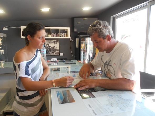 Un turista pedindo informacion na Oficina de Turismo do Ezaro unha das poucas que funciona-Foto-Maria Lema