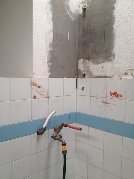 Asi quedou o vestiario sen o calentador no Cairo Asi quedou o vestiario sen o calentador no Cairo