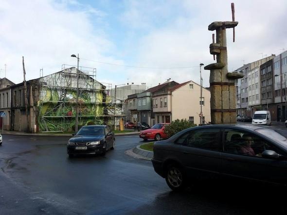 A primeira intervencion de Derrubando Muros con Pintura nunha entrada de Carballo A primeira intervencion de Derrubando Muros con Pintura nunha entrada de Carballo