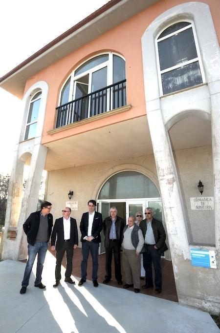 Empresarios Soneira e membros da Deputacion diante da sede de Baio Empresarios Soneira e membros da Deputacion diante da sede de Baio