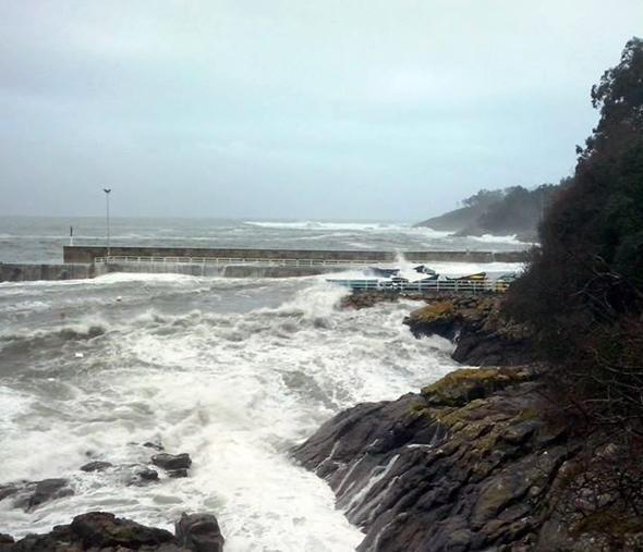 Imaxe do Porto de Sardineiro un dia de temporal