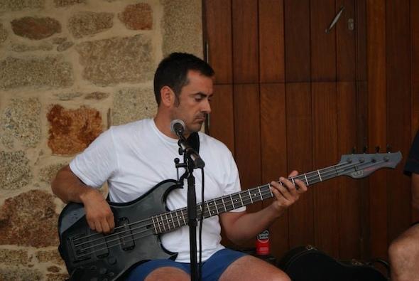 Elias Outes imparte un curso de guitarra en Corcubion Elias Outes imparte un curso de guitarra en Corcubion