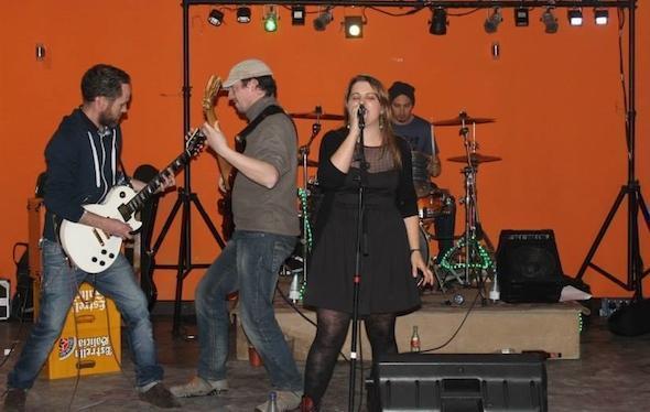 A presi do Rebumbio Aline Mouzo rematou cantando con varios membros de Adrenaline e Tugsnteno A presi do Rebumbio Aline Mouzo rematou cantando con varios membros de Adrenaline e Tugsnteno