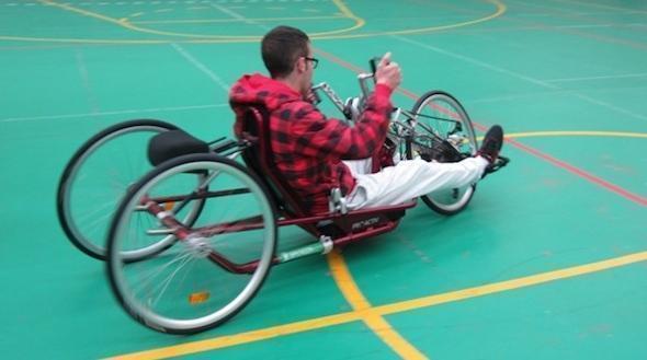 Facendo deporte na escola Probando a handbike de Manuel Caramés Canosa