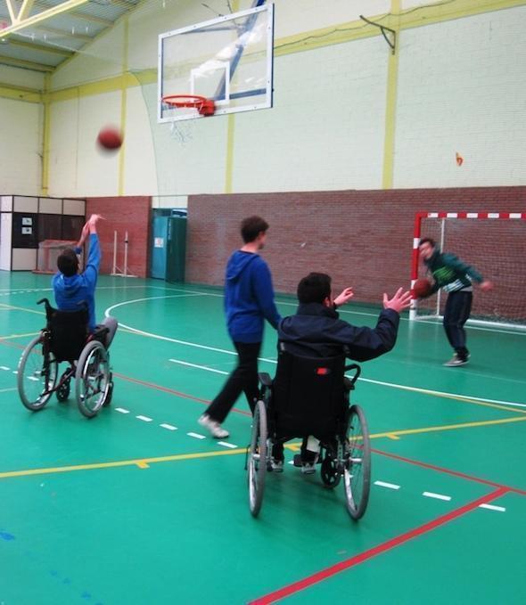 Integro xogando ao baloncesto na escola Integro xogando ao baloncesto na escola