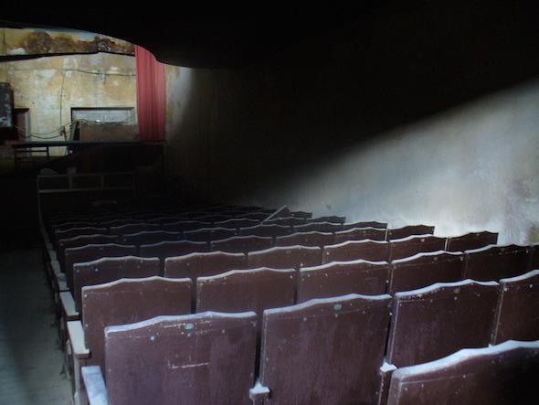 O Cine Mugia esmorecendo-Foto-Placido Luaces O antiguo Cine Mugia esmorecendo-Foto-Placido Luaces