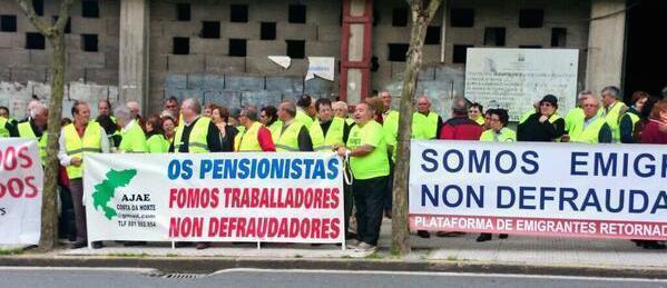 Pancartas dos emigrantes retornados-Foto-Anabel Pineiro Pancartas dos emigrantes retornados-Foto-Anabel Pineiro-Somos traballadores, non defraudadores