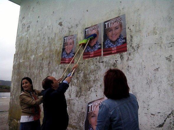 Pegada de carteis do PSOE en Camarinas Pegada de carteis do PSOE en Camarinas