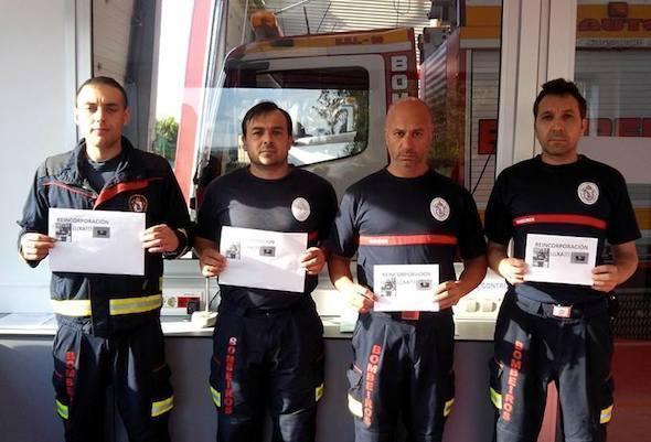 Bombeiros de Santa Comba esixindo a readmision dos despedidos Bombeiros de Santa Comba esixindo a readmision dos despedidos