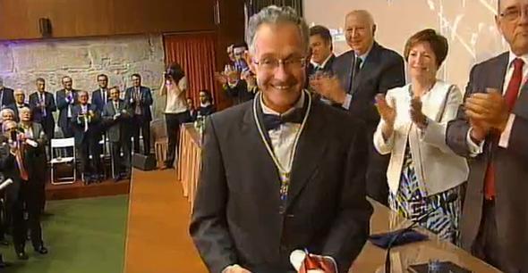 Carracedo recibindo a Medalla do Colexio de Medicos da Coruna Carracedo recibindo a Medalla do Colexio de Medicos da Coruna