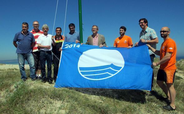Izando a Bandeira Azul nunha praia carballesa Izando a Bandeira Azul nunha praia carballesa