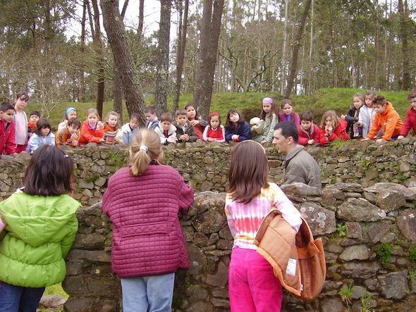 Lito Eiroa explicando aos pequenos en Borneiro Lito Eiroa explicando aos pequenos en Borneiro