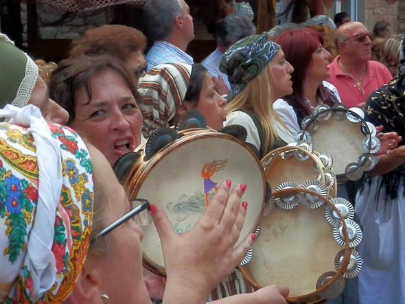 As Abaladeiras de Muxia no Mercado das Rutas do Mar-Foto-Vicente Martinez As Abaladeiras de Muxia montando festa-Foto-Vicente Martinez