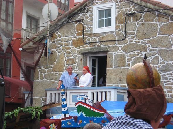 O alcalde e a pregoeira no Mercado das Rutas do Mar de Muxia-Foto-Daniel Sanchez Haz O alcalde e a pregoeira no Mercado das Rutas do Mar de Muxia-Foto-Daniel Sanchez Haz