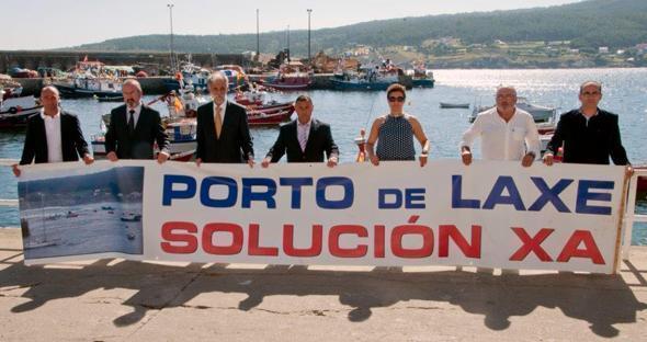 Confraría e Grupos municipais levan anos unidos para pedir unha solución aos problemas no Porto de Laxe