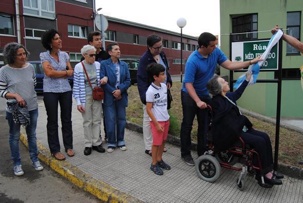 A viuva Descubrindo a placa da rua do Medico Eduardo Marino A viuva Descubrindo a placa da rua do Medico Eduardo Marino