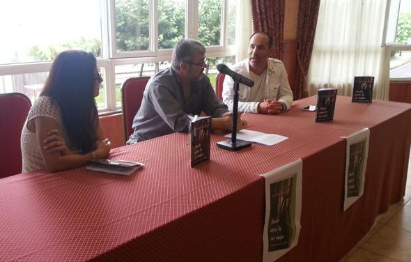 Presentacion do libro en Muros José Manuel Bermúdez, escoltado por Raquel González Bermúdez e José Castro na presentación do libro Mucho antes de ser mujer