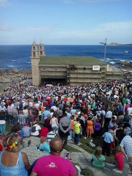 O Santuario da Virxe da Barca foi mero espectador da verbena-Foto-Emi Sambad O Santuario da Virxe da Barca foi mero espectador da verbena-Foto-Emi Sambad