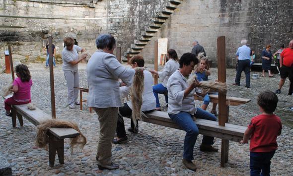 8 fiadoras aprenderonlles aos pequenos a traballar co lino en Vimianzo 8 fiadoras aprenderonlles aos pequenos a traballar co lino en Vimianzo