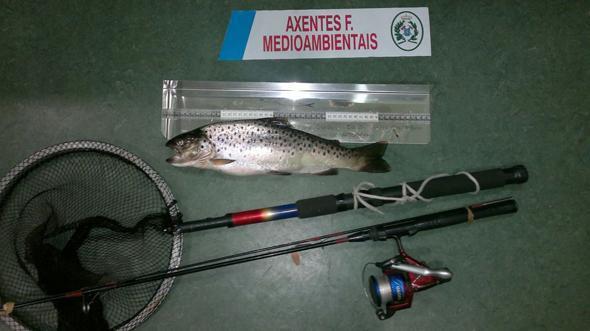 Decomiso de artiluxios de pesca a furtivos no rio Xallas Decomiso de artiluxios de pesca a furtivos no rio Xallas