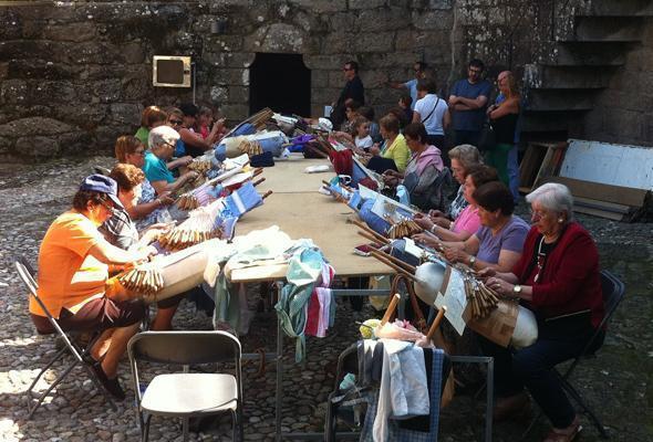 20 palilleiras das Nemanquinas no Castelo de Vimianzo 20 palilleiras das Nemanquinas no Castelo de Vimianzo