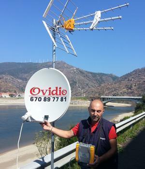 Ovidio Castro instalando unha antena Ovidio Castro instalando unha antena