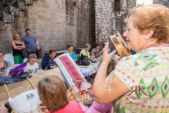 Palilleiras das Nemanquinas coas pandeiretas no Castelo de Vimianzo-Foto-Roberto Rua Palilleiras das Nemanquinas coas pandeiretas no Castelo de Vimianzo-Foto-Roberto Rua