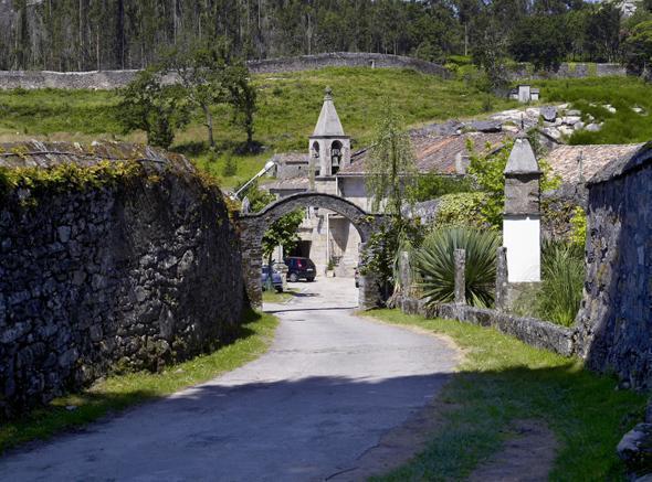 Entrada ao Convento Franciscano de Louro-Muros-Foto-Turgalicia Entrada ao Convento Franciscano de Louro-Muros-Foto-Turgalicia