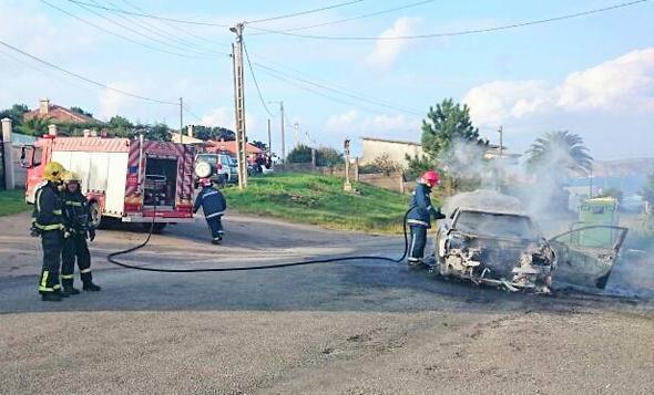 Incendio dun coche en Malpica Incendio dun coche en Malpica
