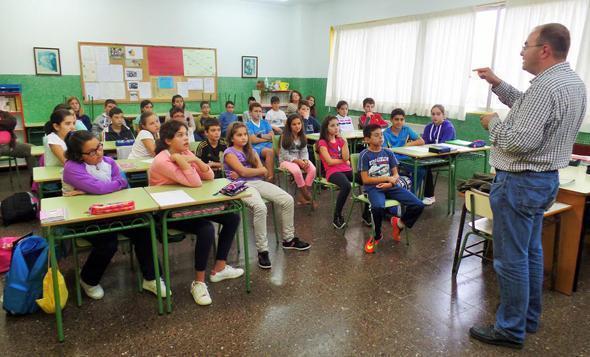Xose Manuel Lema coas lendas polas escolas de Malpica Xose Manuel Lema coas lendas polas escolas de Malpica