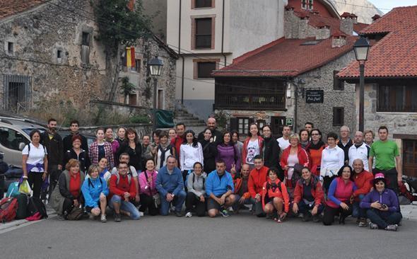 Grupo de sendeiristas de Vimianzo e Ponteceso en Sotres Grupo de sendeiristas de Vimianzo e Ponteceso en Sotres