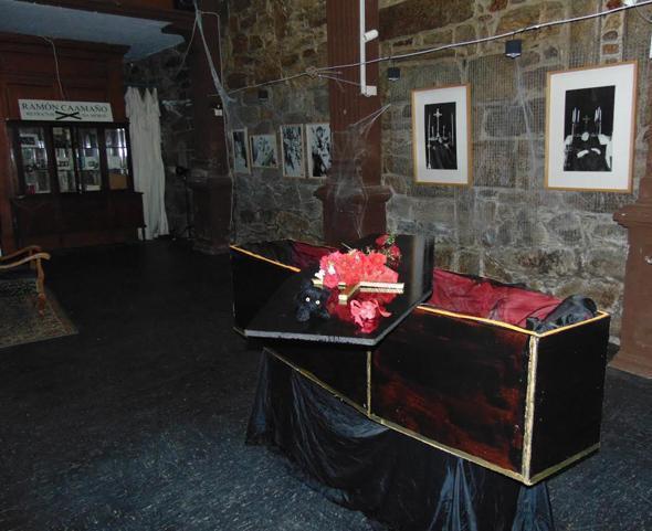 Exposicion de Ramon Caamano por Defuntos da Universidade Cromatica das Virtudes Exposicion de Ramon Caamano por Defuntos da Universidade Cromatica das Virtudes 1