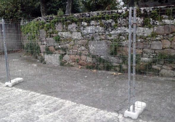 Muro en mal estado en Camarinas Muro en mal estado en Camarinas
