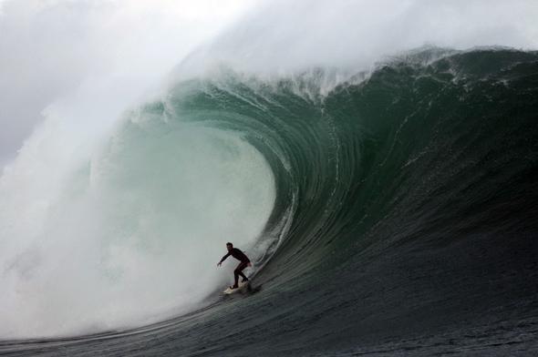 Axi Muniain sobre unha onda da Costa da Morte-Foto-Greg Rabejac