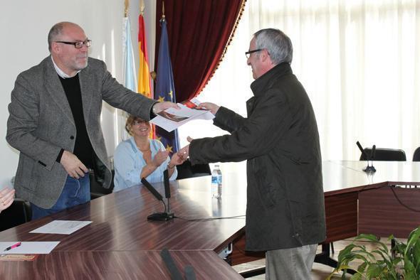 Antelo facendo entrega dos premios aos mellores escaparates de Vimianzo Antelo facendo entrega dos premios aos mellores escaparates de Vimianzo
