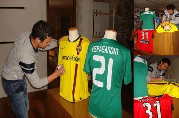 Victor Espasandin no Museo Terra do Xallas asinando as suas camisetas Víctor Espasandín no Museo Terra do Xallas asinando as súas camisetas