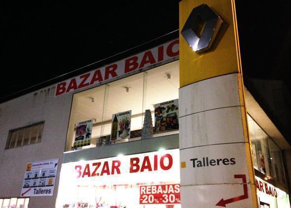 Un Bazar chino no antigo concesionario Renault de Baio Un Bazar chino no antigo concesionario Renault de Baio