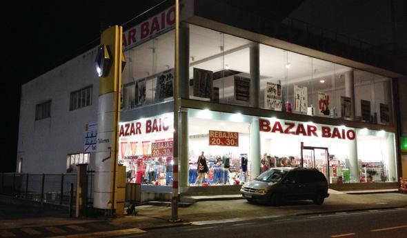 Un Bazar chino onde o antigo concesionario Renault de Baio Un Bazar chino onde o antigo concesionario Renault de Baio
