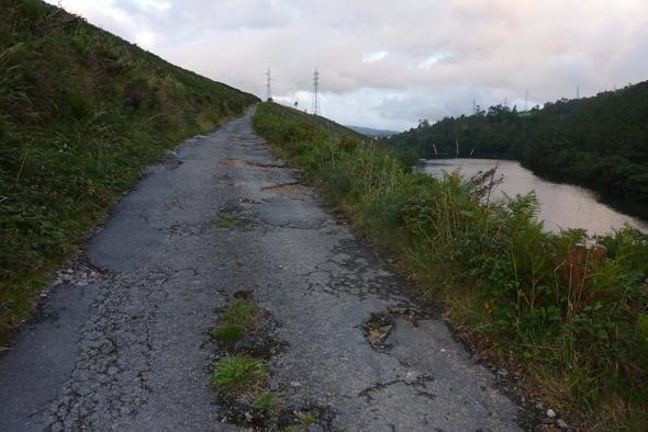Fotodesfeita-Estado da estrada ao encoro de Ponte Olveira-Foto_Antonio Lema Gonzalez Estado da estrada ao encoro de Ponte Olveira-Foto_Antonio Lema Gonzalez