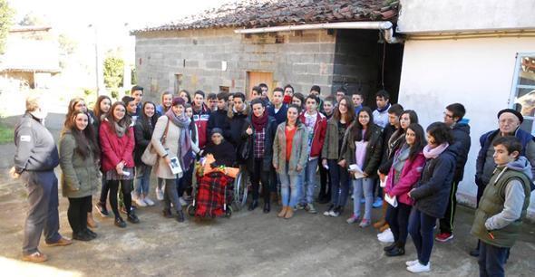 A Rexoubeira cos rapaces do CEIP Xose Pichel-Foto-Isabel Rey 2 A Rexoubeira de Bergantiños, Asunción Antelo, recibíu na súa casa de Seaia aos rapaces do CEIP Xose Pichel-Foto-Isabel Rey 2