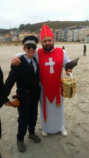 Policia e Obispo no Enterro do Caietano
