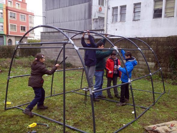 Peques de Senda nova preparando o invernadoiro Peques de Senda nova preparando o invernadoiro