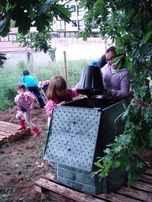 Os composteiros caseiros tamen chegan aos coles de Carballo Os composteiros caseiros tamen chegan aos coles de Carballo