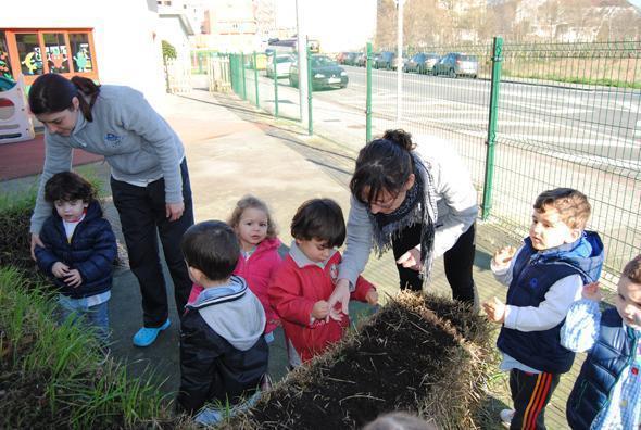 Prantando nas pacas de palla no horto infantil ecoloxico de Carballo Prantando nas pacas de palla no horto infantil ecoloxico de Carballo