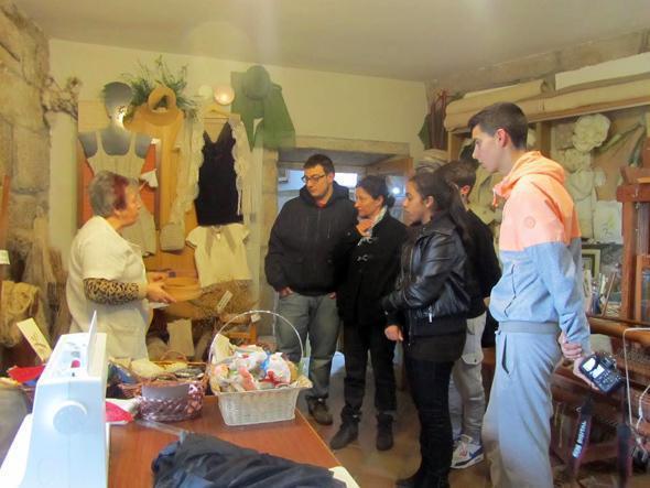 Alumnos de Baio con Carme Riveiro aprendendo do Lino Alumnos de Baio con Carme Riveiro aprendendo do Lino