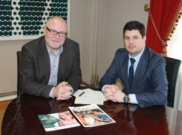 O alcalde de Vimianzo co representante da Obra Social la Caixa O alcalde de Vimianzo co representante da Obra Social la Caixa