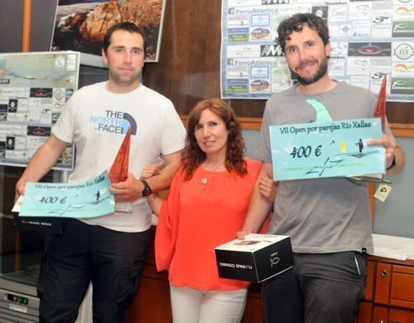 Campions do Open de Pesca Xallas 2015-Josu Perez e Ander Perez entrega Marga Fernandez Campions do Open de Pesca Xallas 2015-Josu Perez e Ander Perez entrega Marga Fernandez