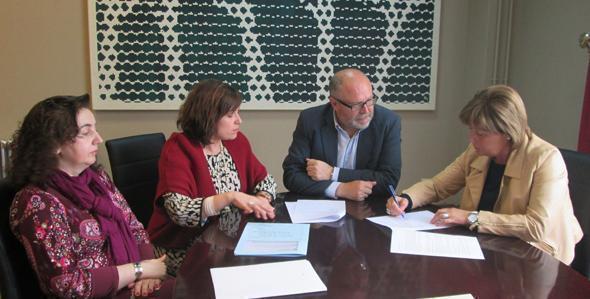 A familia de Mercedes Lema Rodriguez doando unha propiedade para os Servizos Sociais do Concello de Vimianzo A familia de Mercedes Lema Rodriguez doando unha propiedade para os Servizos Sociais do Concello de Vimianzo